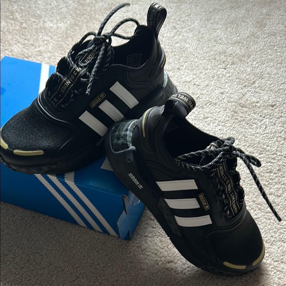 Adidas sneakers boys size 4